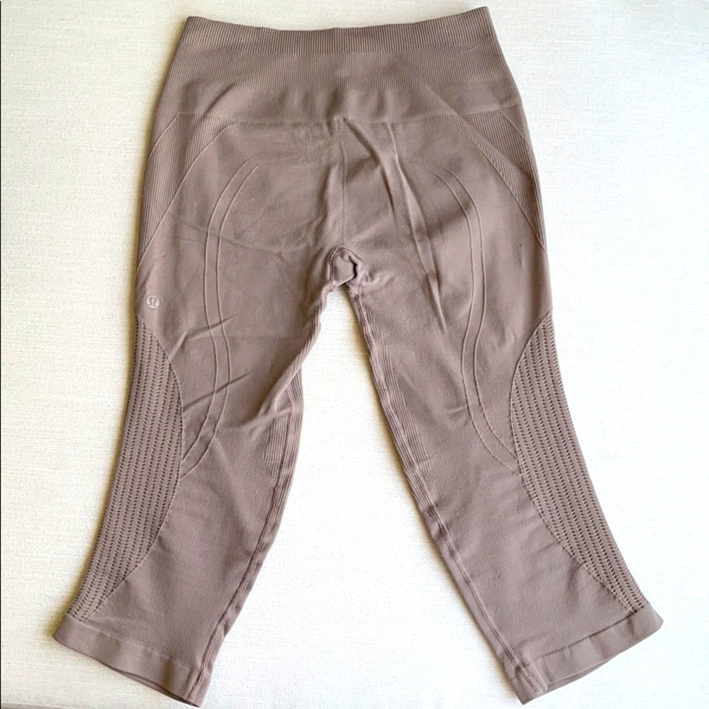 Lululemon high waisted capri yoga pants